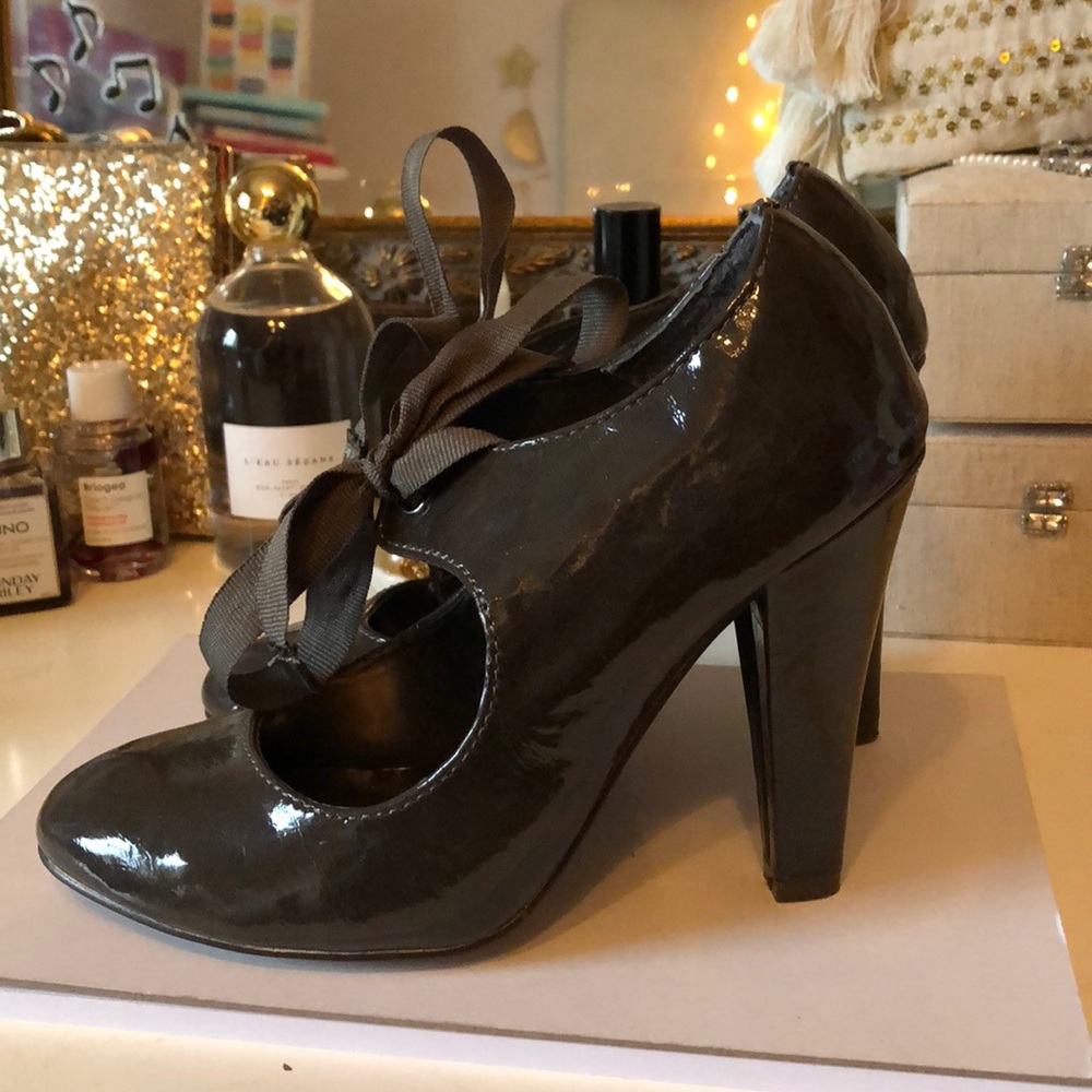 Bow heels! - Picture 3 of 5